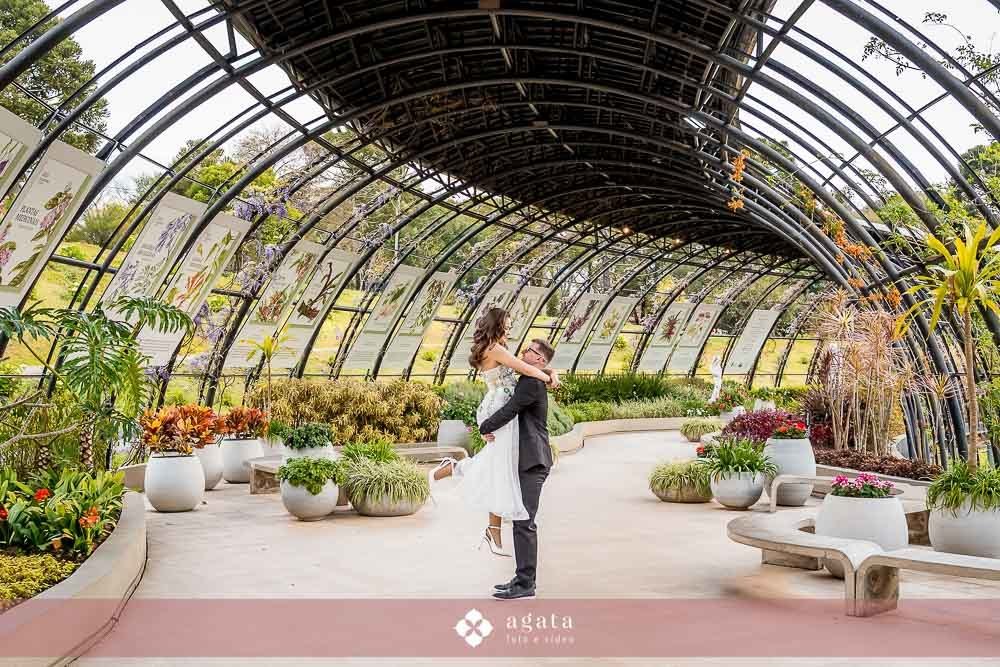 ensaio de casal-ensaio externo-ensaio fotografico de casal-fotografo curitiba-fotografo de casamento-save the date-ensaio romantico-ensaio pre wedding-ensaio pre casamento-ensaio moderno-ensaio de casal moderno-ensaio de fotos no parque-jardim botanico