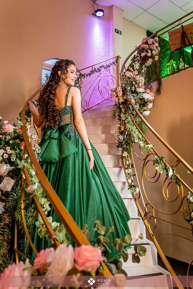 debutante curitiba-festa de debutante-fotografo de eventos-fotografo de 15 anos-15 anos curitiba-festa de 15anos-debutante de verde-vestido de debutante-fotografo de familias-fotografo criativo-castelo betel-15 anos no castelo-decoração de 15 anos-XV
