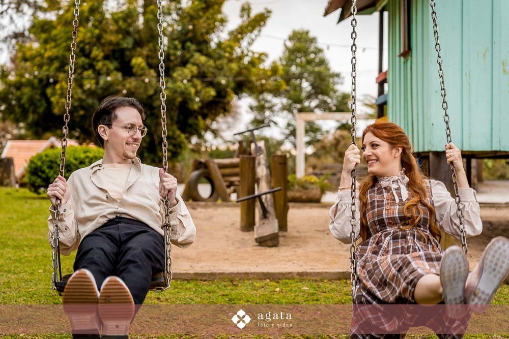 ensaio pre wedding-ensaio pre casamento-ensaio de casal-fotografo de casamento-fotografo-fotografo curitiba-ensaio de epoca-casal classico-amor classico-ensaio classico-casal-fotografo de casamento curitiba-casamento 2026-casamento-pre wedding no campo