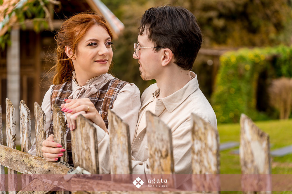 ensaio pre wedding-ensaio pre casamento-ensaio de casal-fotografo de casamento-fotografo-fotografo curitiba-ensaio de epoca-casal classico-amor classico-ensaio classico-casal-fotografo de casamento curitiba-casamento 2026-casamento-pre wedding no campo