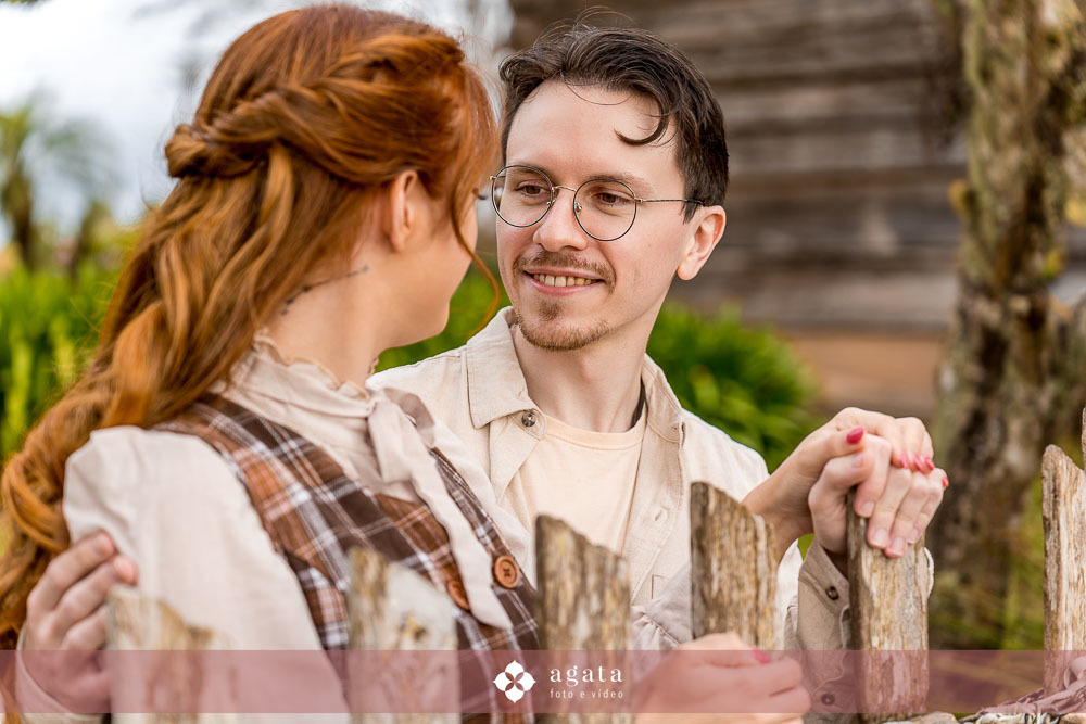 ensaio pre wedding-ensaio pre casamento-ensaio de casal-fotografo de casamento-fotografo-fotografo curitiba-ensaio de epoca-casal classico-amor classico-ensaio classico-casal-fotografo de casamento curitiba-casamento 2026-casamento-pre wedding no campo