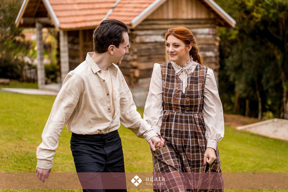 ensaio pre wedding-ensaio pre casamento-ensaio de casal-fotografo de casamento-fotografo-fotografo curitiba-ensaio de epoca-casal classico-amor classico-ensaio classico-casal-fotografo de casamento curitiba-casamento 2026-casamento-pre wedding no campo