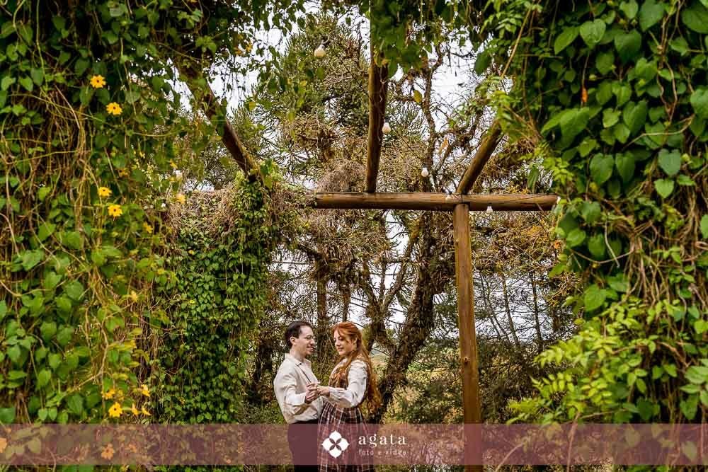 ensaio pre wedding-ensaio pre casamento-ensaio de casal-fotografo de casamento-fotografo-fotografo curitiba-ensaio de epoca-casal classico-amor classico-ensaio classico-casal-fotografo de casamento curitiba-casamento 2026-casamento-pre wedding no campo