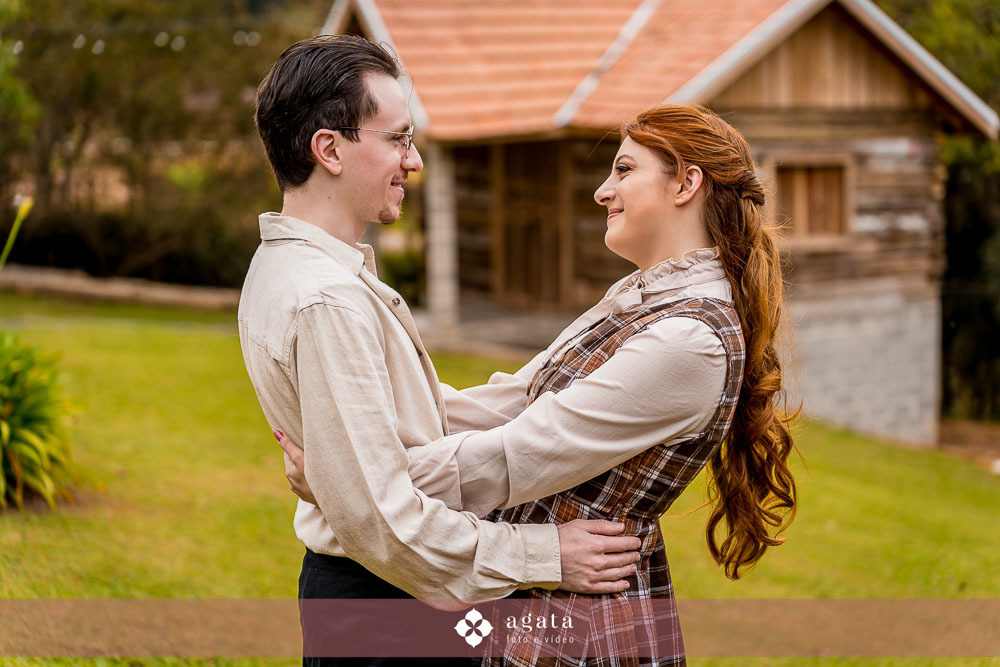 ensaio pre wedding-ensaio pre casamento-ensaio de casal-fotografo de casamento-fotografo-fotografo curitiba-ensaio de epoca-casal classico-amor classico-ensaio classico-casal-fotografo de casamento curitiba-casamento 2026-casamento-pre wedding no campo