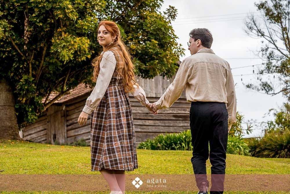 ensaio pre wedding-ensaio pre casamento-ensaio de casal-fotografo de casamento-fotografo-fotografo curitiba-ensaio de epoca-casal classico-amor classico-ensaio classico-casal-fotografo de casamento curitiba-casamento 2026-casamento-pre wedding no campo