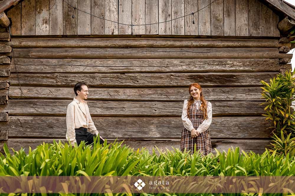 ensaio pre wedding-ensaio pre casamento-ensaio de casal-fotografo de casamento-fotografo-fotografo curitiba-ensaio de epoca-casal classico-amor classico-ensaio classico-casal-fotografo de casamento curitiba-casamento 2026-casamento-pre wedding no campo
