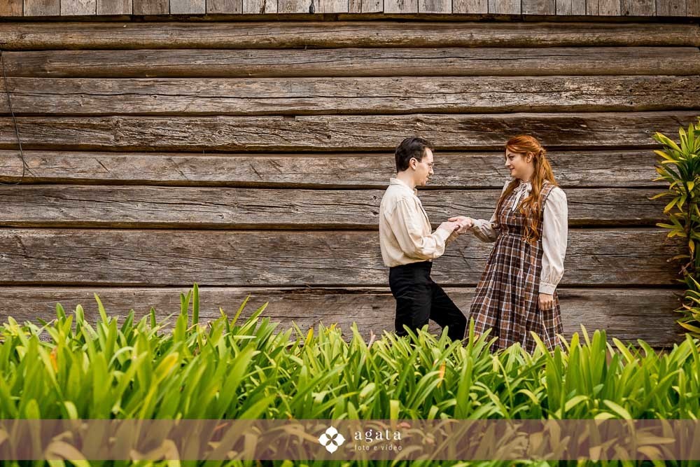 ensaio pre wedding-ensaio pre casamento-ensaio de casal-fotografo de casamento-fotografo-fotografo curitiba-ensaio de epoca-casal classico-amor classico-ensaio classico-casal-fotografo de casamento curitiba-casamento 2026-casamento-pre wedding no campo