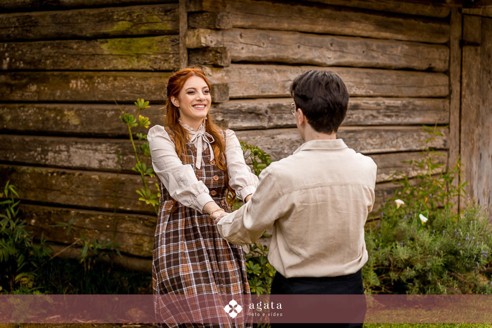 ensaio pre wedding-ensaio pre casamento-ensaio de casal-fotografo de casamento-fotografo-fotografo curitiba-ensaio de epoca-casal classico-amor classico-ensaio classico-casal-fotografo de casamento curitiba-casamento 2026-casamento-pre wedding no campo