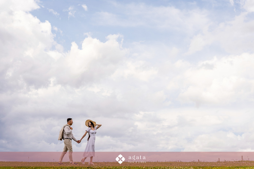 ensaio pre wedding-ensaio pre casamento-ensaio fotografico-ensaio no campo-fotografo curitiba-fotografo de casamento-ensaio pre casamento curitiba-sentile do embuial-fotografo criativo-vestido de noiva-ensaio no campo curitiba-noivos-noivado-bride