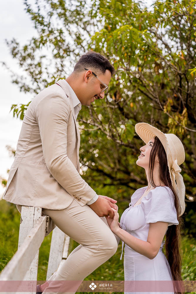 ensaio pre wedding-ensaio pre casamento-ensaio fotografico-ensaio no campo-fotografo curitiba-fotografo de casamento-ensaio pre casamento curitiba-sentile do embuial-fotografo criativo-vestido de noiva-ensaio no campo curitiba-noivos-noivado-bride