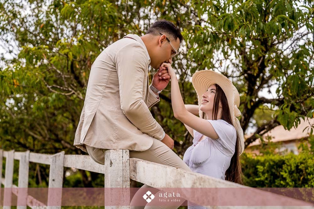 ensaio pre wedding-ensaio pre casamento-ensaio fotografico-ensaio no campo-fotografo curitiba-fotografo de casamento-ensaio pre casamento curitiba-sentile do embuial-fotografo criativo-vestido de noiva-ensaio no campo curitiba-noivos-noivado-bride