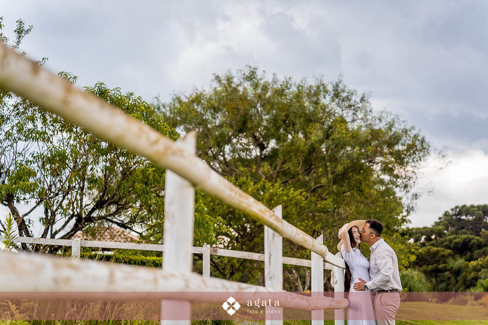 ensaio pre wedding-ensaio pre casamento-ensaio fotografico-ensaio no campo-fotografo curitiba-fotografo de casamento-ensaio pre casamento curitiba-sentile do embuial-fotografo criativo-vestido de noiva-ensaio no campo curitiba-noivos-noivado-bride