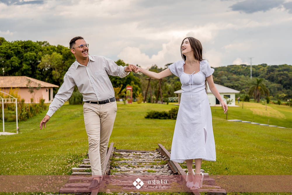 ensaio pre wedding-ensaio pre casamento-ensaio fotografico-ensaio no campo-fotografo curitiba-fotografo de casamento-ensaio pre casamento curitiba-sentile do embuial-fotografo criativo-vestido de noiva-ensaio no campo curitiba-noivos-noivado-bride