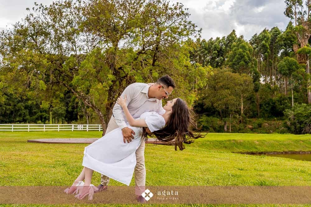 ensaio pre wedding-ensaio pre casamento-ensaio fotografico-ensaio no campo-fotografo curitiba-fotografo de casamento-ensaio pre casamento curitiba-sentile do embuial-fotografo criativo-vestido de noiva-ensaio no campo curitiba-noivos-noivado-bride