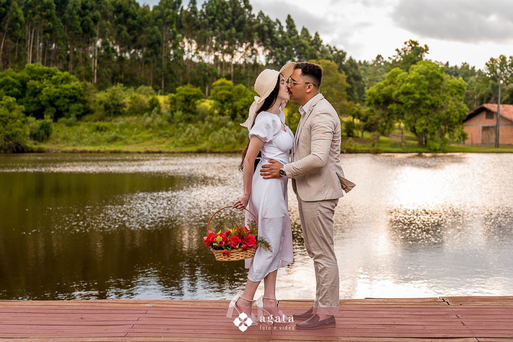 ensaio pre wedding-ensaio pre casamento-ensaio fotografico-ensaio no campo-fotografo curitiba-fotografo de casamento-ensaio pre casamento curitiba-sentile do embuial-fotografo criativo-vestido de noiva-ensaio no campo curitiba-noivos-noivado-bride