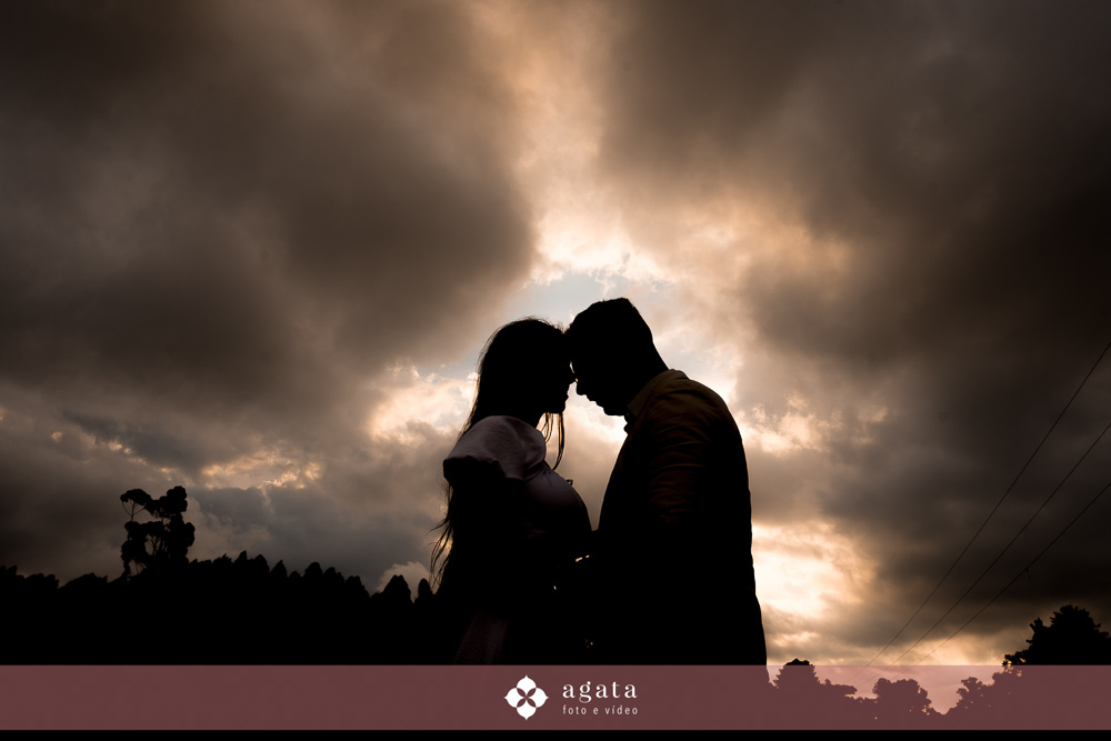ensaio pre wedding-ensaio pre casamento-ensaio fotografico-ensaio no campo-fotografo curitiba-fotografo de casamento-ensaio pre casamento curitiba-sentile do embuial-fotografo criativo-vestido de noiva-ensaio no campo curitiba-noivos-noivado-bride