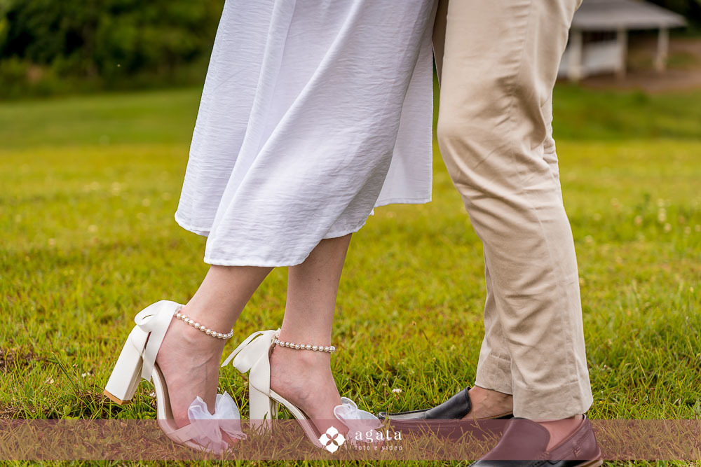 ensaio pre wedding-ensaio pre casamento-ensaio fotografico-ensaio no campo-fotografo curitiba-fotografo de casamento-ensaio pre casamento curitiba-sentile do embuial-fotografo criativo-vestido de noiva-ensaio no campo curitiba-noivos-noivado-bride