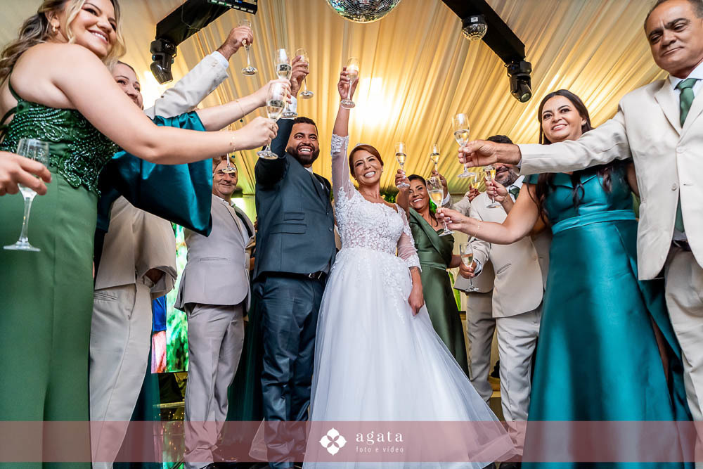 casamento curitiba-fotografo de casamento-fotografo curitiba-casamento na igreja-casamento 2027-vestido de noiva-casamento catolico-casamento com festa-fotografo de casamento curitiba-fotografo-wedding-matrimonio-casamento na igreja-festa