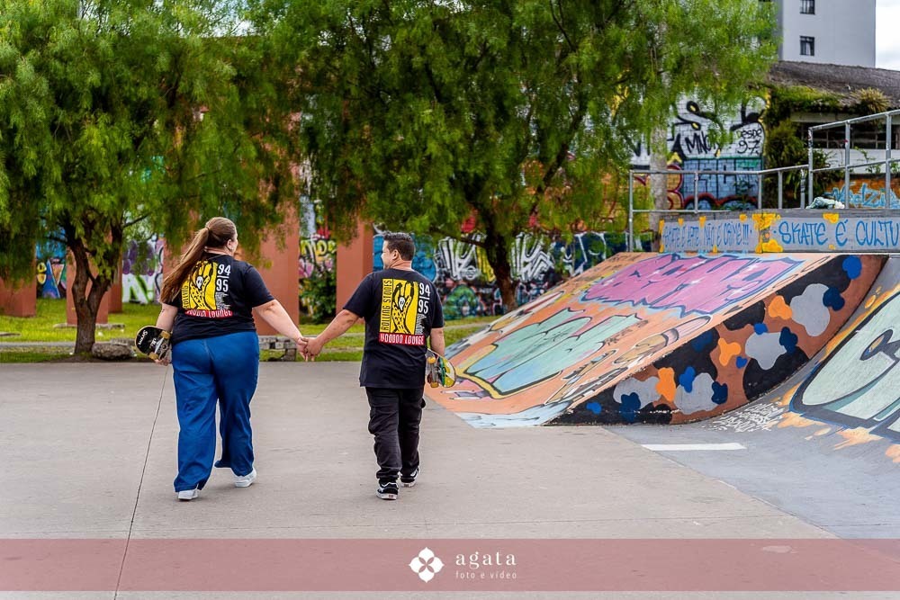 ensaio pre wedding curitiba-fotografo de casamento curitiba-ensaio externo-ensaio comskate casal-pista de skate-casal moderno-noivos despojados-fotografo curitiba-fotografo de casamento-casamento 2027-casamento-noiva-noivos-save the date