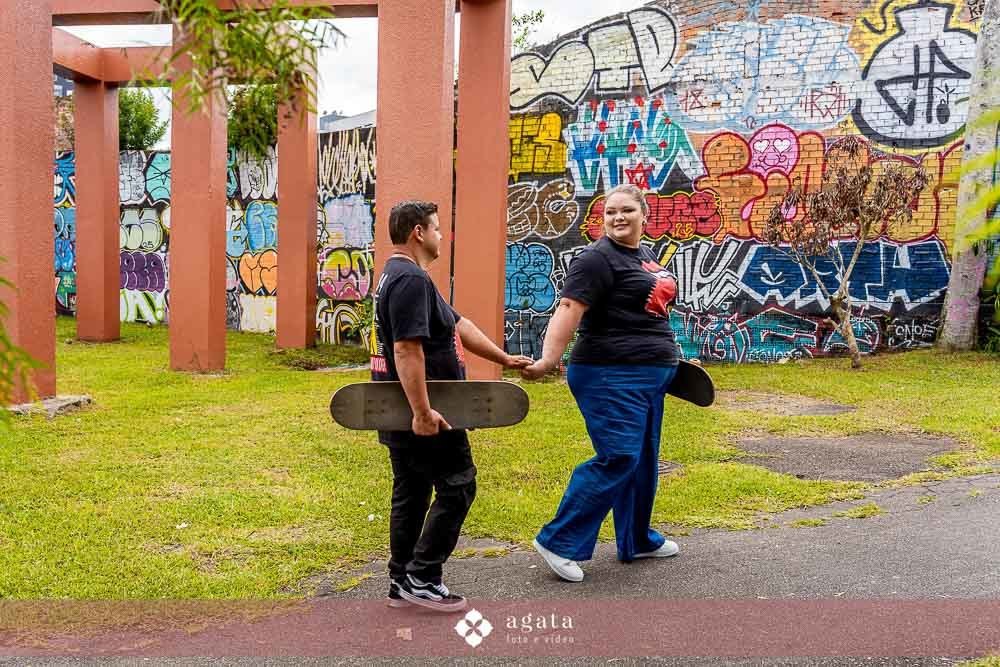 ensaio pre wedding curitiba-fotografo de casamento curitiba-ensaio externo-ensaio comskate casal-pista de skate-casal moderno-noivos despojados-fotografo curitiba-fotografo de casamento-casamento 2027-casamento-noiva-noivos-save the date