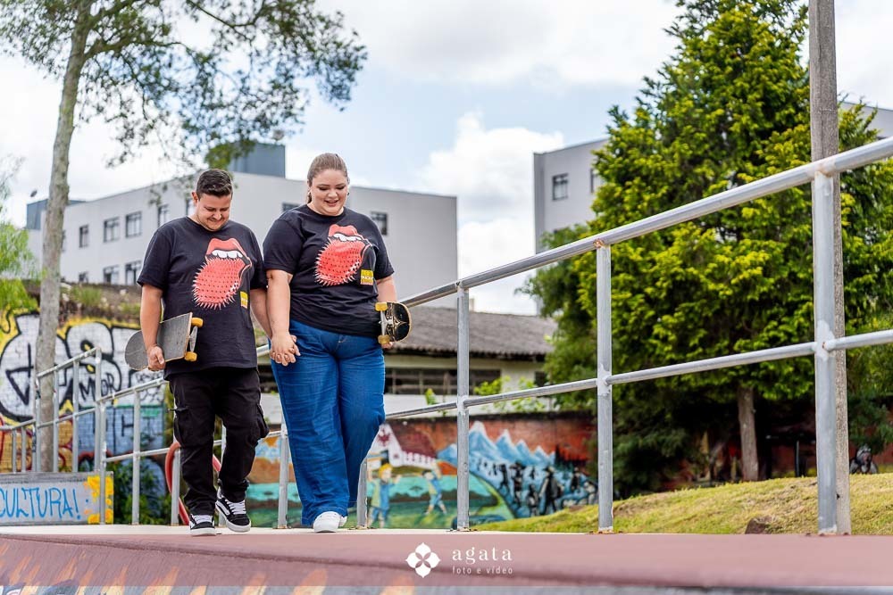 ensaio pre wedding curitiba-fotografo de casamento curitiba-ensaio externo-ensaio comskate casal-pista de skate-casal moderno-noivos despojados-fotografo curitiba-fotografo de casamento-casamento 2027-casamento-noiva-noivos-save the date