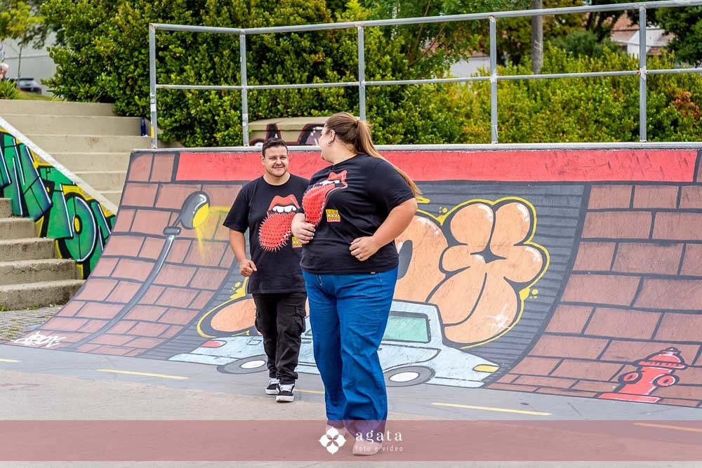 ensaio pre wedding curitiba-fotografo de casamento curitiba-ensaio externo-ensaio comskate casal-pista de skate-casal moderno-noivos despojados-fotografo curitiba-fotografo de casamento-casamento 2027-casamento-noiva-noivos-save the date