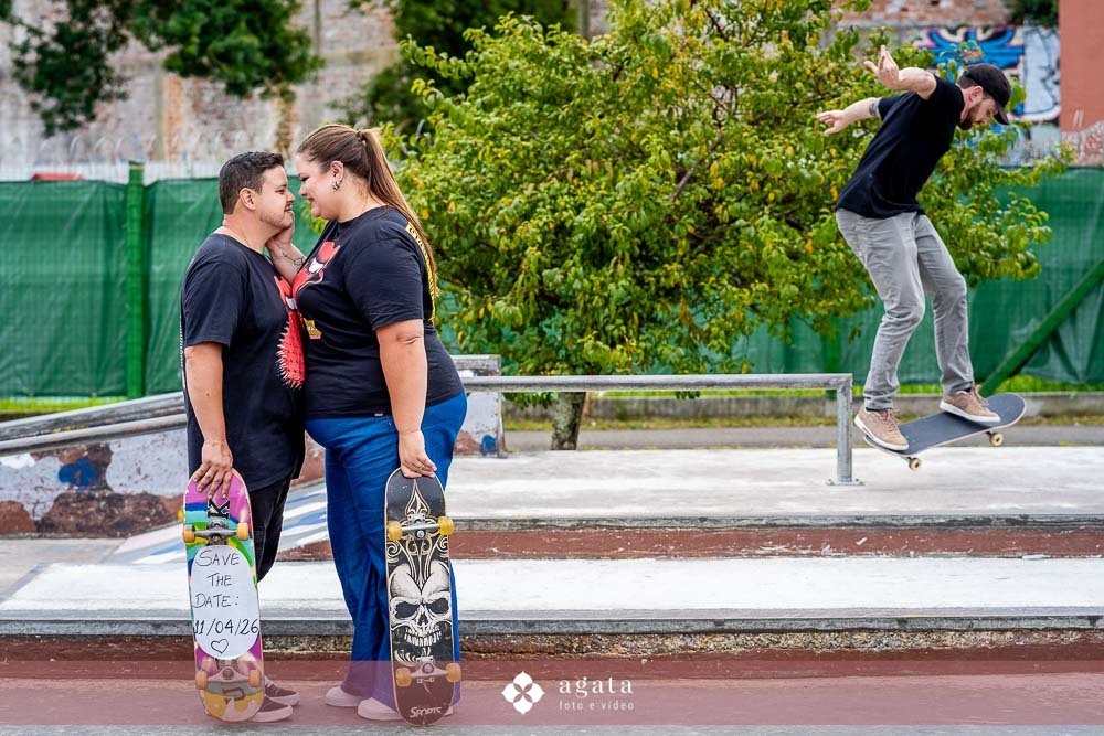 ensaio pre wedding curitiba-fotografo de casamento curitiba-ensaio externo-ensaio comskate casal-pista de skate-casal moderno-noivos despojados-fotografo curitiba-fotografo de casamento-casamento 2027-casamento-noiva-noivos-save the date
