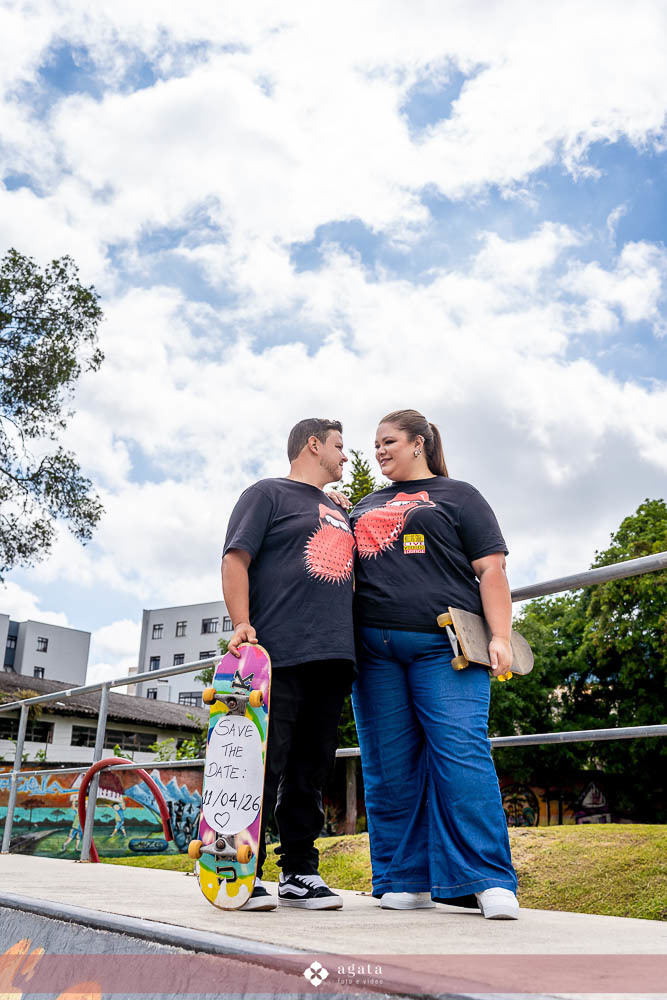 ensaio pre wedding curitiba-fotografo de casamento curitiba-ensaio externo-ensaio comskate casal-pista de skate-casal moderno-noivos despojados-fotografo curitiba-fotografo de casamento-casamento 2027-casamento-noiva-noivos-save the date
