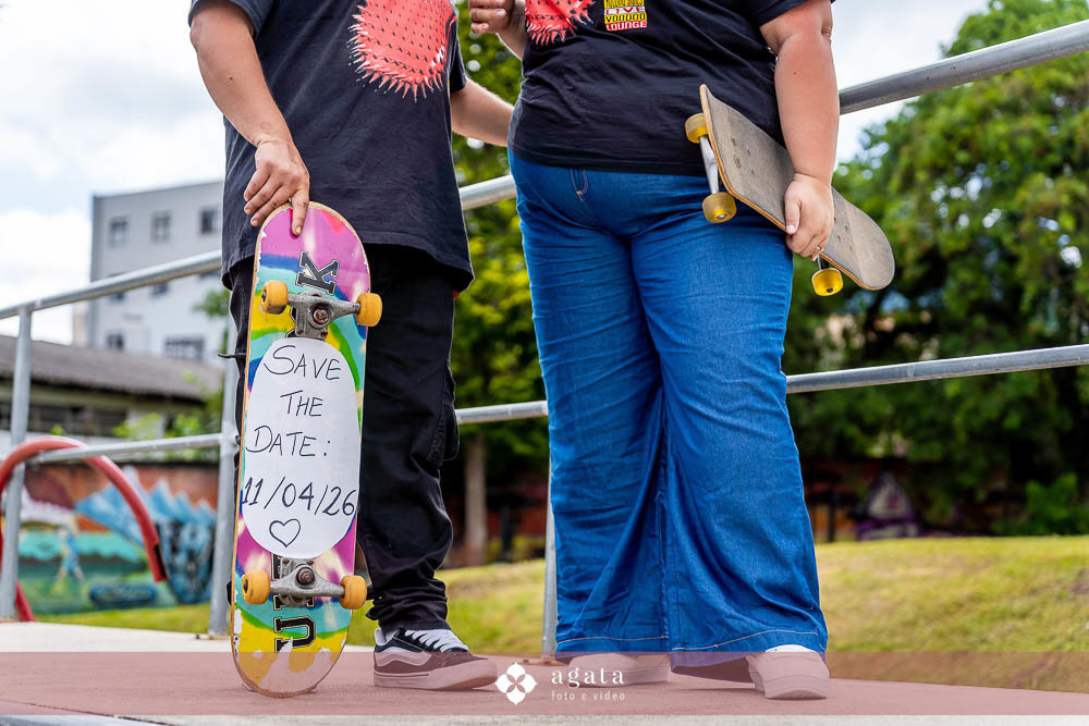 ensaio pre wedding curitiba-fotografo de casamento curitiba-ensaio externo-ensaio comskate casal-pista de skate-casal moderno-noivos despojados-fotografo curitiba-fotografo de casamento-casamento 2027-casamento-noiva-noivos-save the date