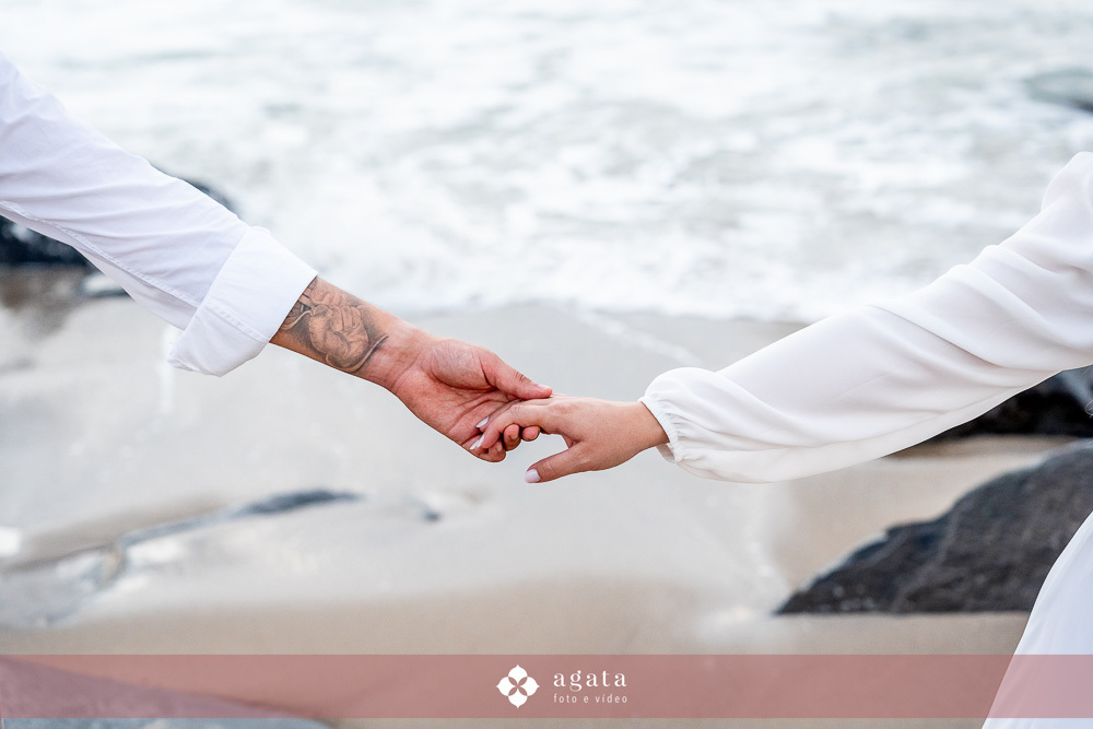 ensaio fotografico na praia-ensaio na praia-pre wedding-fotografo curitiba-fotografo de casamento-ensaio no nascer do sol-nascer do sol na praia-ensaio externo em familia-noivos-casamento 2026-casamento 2027-vestido de noiva-save the date-fotografo