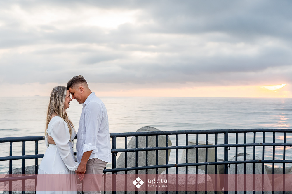 ensaio fotografico na praia-ensaio na praia-pre wedding-fotografo curitiba-fotografo de casamento-ensaio no nascer do sol-nascer do sol na praia-ensaio externo em familia-noivos-casamento 2026-casamento 2027-vestido de noiva-save the date-fotografo