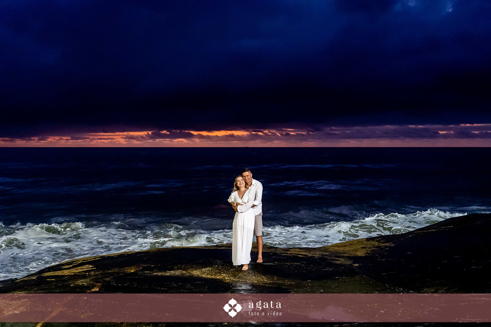 ensaio fotografico na praia-ensaio na praia-pre wedding-fotografo curitiba-fotografo de casamento-ensaio no nascer do sol-nascer do sol na praia-ensaio externo em familia-noivos-casamento 2026-casamento 2027-vestido de noiva-save the date-fotografo