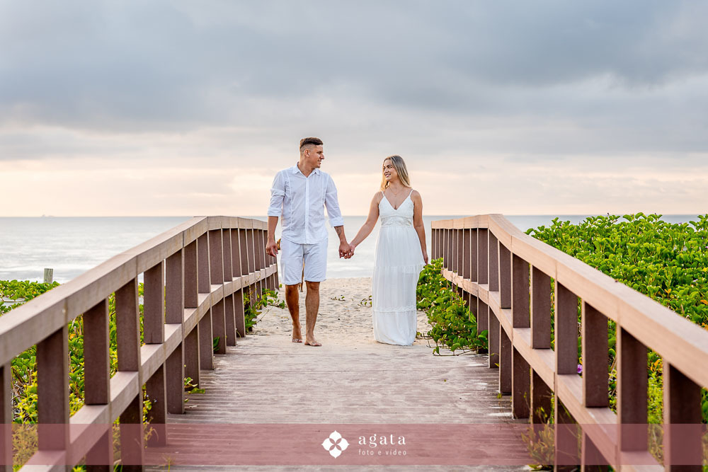 ensaio fotografico na praia-ensaio na praia-pre wedding-fotografo curitiba-fotografo de casamento-ensaio no nascer do sol-nascer do sol na praia-ensaio externo em familia-noivos-casamento 2026-casamento 2027-vestido de noiva-save the date-fotografo