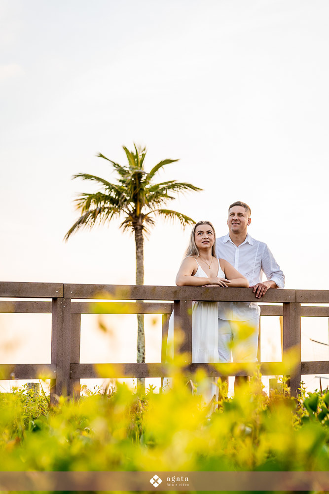 ensaio fotografico na praia-ensaio na praia-pre wedding-fotografo curitiba-fotografo de casamento-ensaio no nascer do sol-nascer do sol na praia-ensaio externo em familia-noivos-casamento 2026-casamento 2027-vestido de noiva-save the date-fotografo