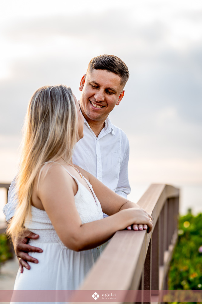 ensaio fotografico na praia-ensaio na praia-pre wedding-fotografo curitiba-fotografo de casamento-ensaio no nascer do sol-nascer do sol na praia-ensaio externo em familia-noivos-casamento 2026-casamento 2027-vestido de noiva-save the date-fotografo