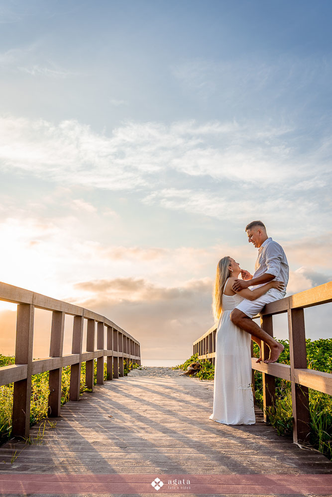 ensaio fotografico na praia-ensaio na praia-pre wedding-fotografo curitiba-fotografo de casamento-ensaio no nascer do sol-nascer do sol na praia-ensaio externo em familia-noivos-casamento 2026-casamento 2027-vestido de noiva-save the date-fotografo