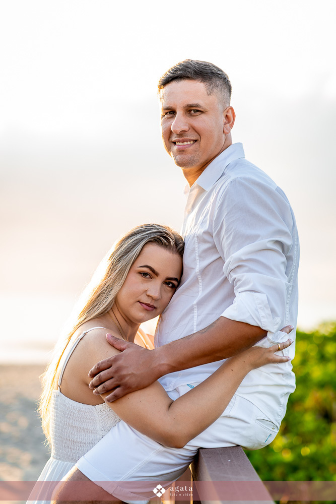 ensaio fotografico na praia-ensaio na praia-pre wedding-fotografo curitiba-fotografo de casamento-ensaio no nascer do sol-nascer do sol na praia-ensaio externo em familia-noivos-casamento 2026-casamento 2027-vestido de noiva-save the date-fotografo