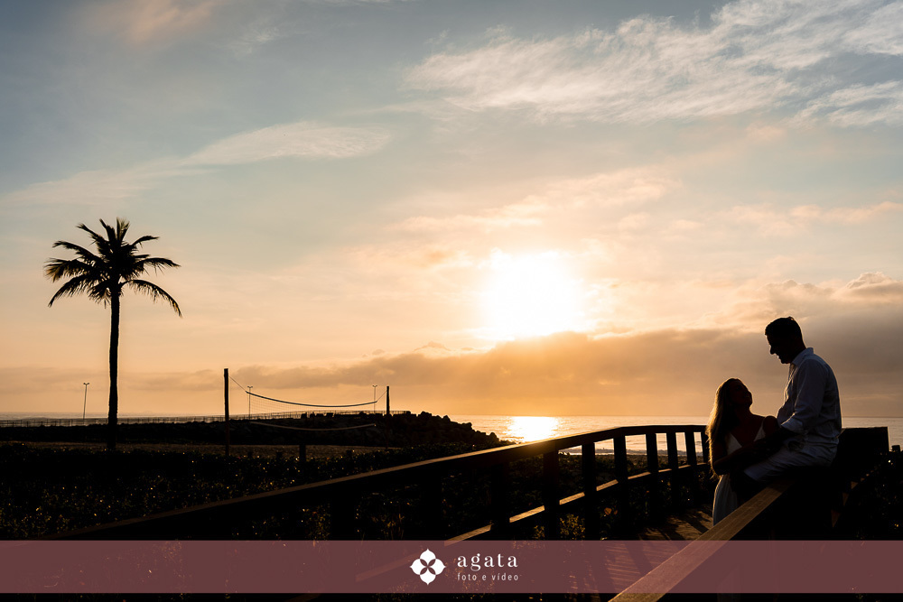 ensaio fotografico na praia-ensaio na praia-pre wedding-fotografo curitiba-fotografo de casamento-ensaio no nascer do sol-nascer do sol na praia-ensaio externo em familia-noivos-casamento 2026-casamento 2027-vestido de noiva-save the date-fotografo