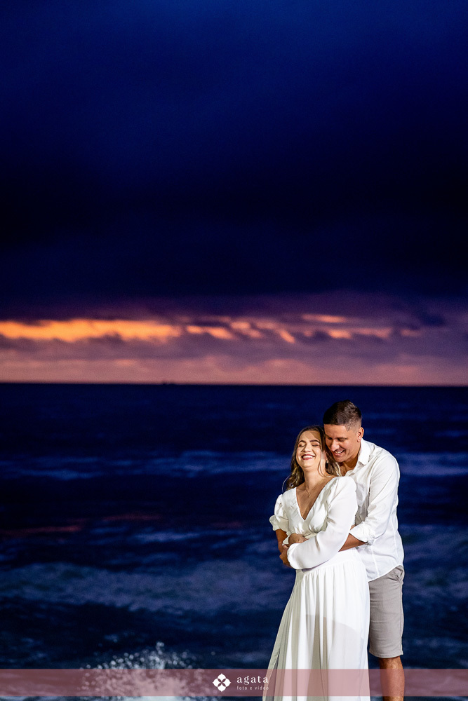 ensaio fotografico na praia-ensaio na praia-pre wedding-fotografo curitiba-fotografo de casamento-ensaio no nascer do sol-nascer do sol na praia-ensaio externo em familia-noivos-casamento 2026-casamento 2027-vestido de noiva-save the date-fotografo