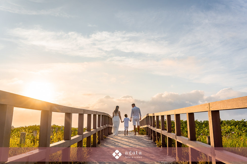 ensaio fotografico na praia-ensaio na praia-pre wedding-fotografo curitiba-fotografo de casamento-ensaio no nascer do sol-nascer do sol na praia-ensaio externo em familia-noivos-casamento 2026-casamento 2027-vestido de noiva-save the date-fotografo