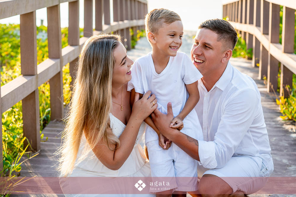 ensaio fotografico na praia-ensaio na praia-pre wedding-fotografo curitiba-fotografo de casamento-ensaio no nascer do sol-nascer do sol na praia-ensaio externo em familia-noivos-casamento 2026-casamento 2027-vestido de noiva-save the date-fotografo