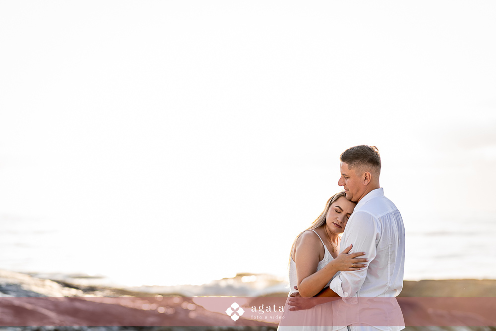 ensaio fotografico na praia-ensaio na praia-pre wedding-fotografo curitiba-fotografo de casamento-ensaio no nascer do sol-nascer do sol na praia-ensaio externo em familia-noivos-casamento 2026-casamento 2027-vestido de noiva-save the date-fotografo