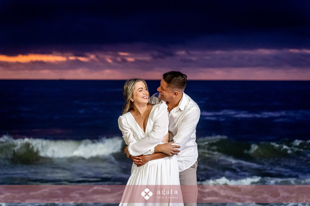 ensaio fotografico na praia-ensaio na praia-pre wedding-fotografo curitiba-fotografo de casamento-ensaio no nascer do sol-nascer do sol na praia-ensaio externo em familia-noivos-casamento 2026-casamento 2027-vestido de noiva-save the date-fotografo