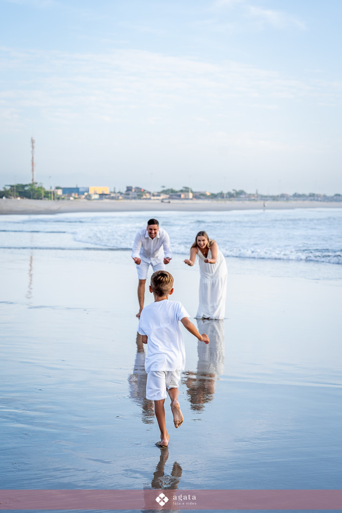 ensaio fotografico na praia-ensaio na praia-pre wedding-fotografo curitiba-fotografo de casamento-ensaio no nascer do sol-nascer do sol na praia-ensaio externo em familia-noivos-casamento 2026-casamento 2027-vestido de noiva-save the date-fotografo
