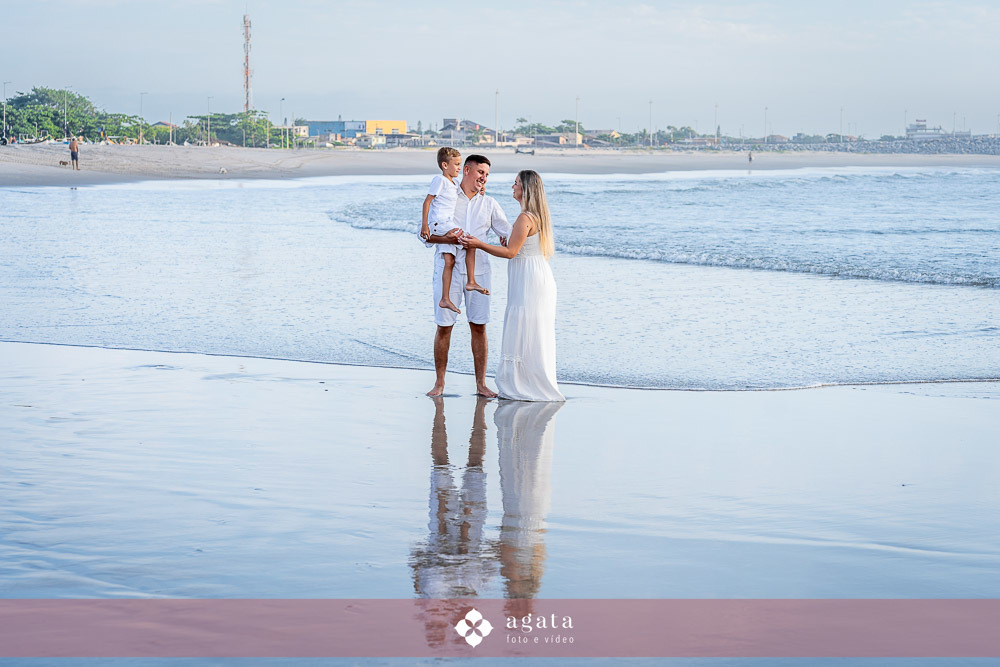 ensaio fotografico na praia-ensaio na praia-pre wedding-fotografo curitiba-fotografo de casamento-ensaio no nascer do sol-nascer do sol na praia-ensaio externo em familia-noivos-casamento 2026-casamento 2027-vestido de noiva-save the date-fotografo