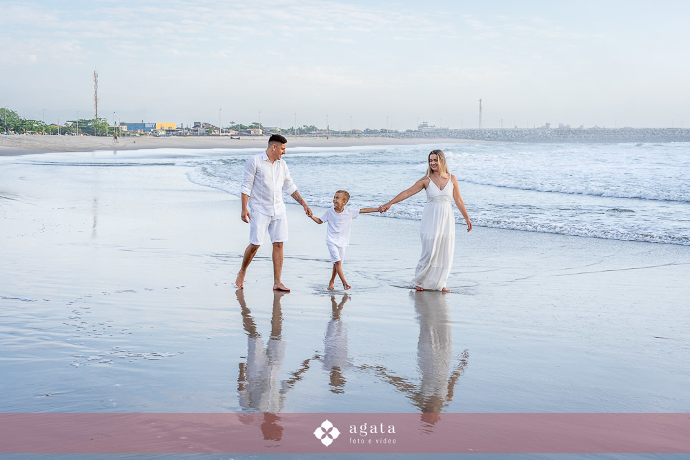 ensaio fotografico na praia-ensaio na praia-pre wedding-fotografo curitiba-fotografo de casamento-ensaio no nascer do sol-nascer do sol na praia-ensaio externo em familia-noivos-casamento 2026-casamento 2027-vestido de noiva-save the date-fotografo