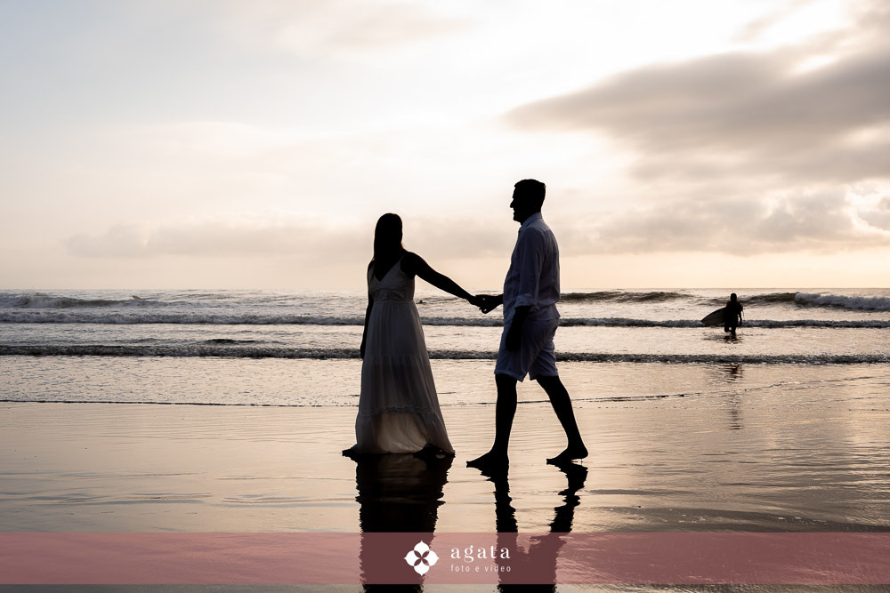 ensaio fotografico na praia-ensaio na praia-pre wedding-fotografo curitiba-fotografo de casamento-ensaio no nascer do sol-nascer do sol na praia-ensaio externo em familia-noivos-casamento 2026-casamento 2027-vestido de noiva-save the date-fotografo