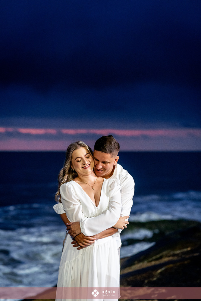 ensaio fotografico na praia-ensaio na praia-pre wedding-fotografo curitiba-fotografo de casamento-ensaio no nascer do sol-nascer do sol na praia-ensaio externo em familia-noivos-casamento 2026-casamento 2027-vestido de noiva-save the date-fotografo