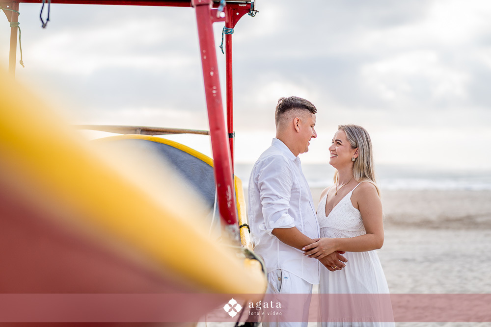 ensaio fotografico na praia-ensaio na praia-pre wedding-fotografo curitiba-fotografo de casamento-ensaio no nascer do sol-nascer do sol na praia-ensaio externo em familia-noivos-casamento 2026-casamento 2027-vestido de noiva-save the date-fotografo