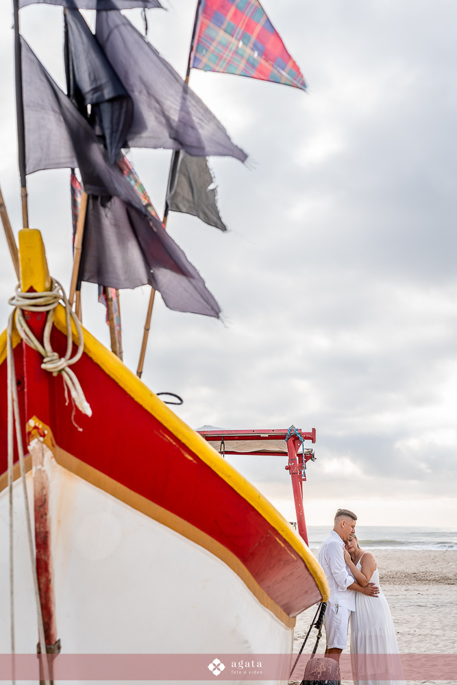 ensaio fotografico na praia-ensaio na praia-pre wedding-fotografo curitiba-fotografo de casamento-ensaio no nascer do sol-nascer do sol na praia-ensaio externo em familia-noivos-casamento 2026-casamento 2027-vestido de noiva-save the date-fotografo